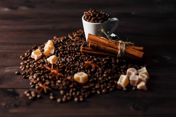 Beyaz küçük kahve fincanı taze kavrulmuş koyu kahve b ile dolu — Stok fotoğraf