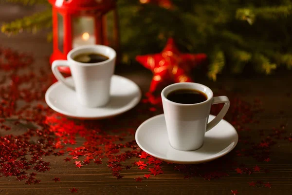 Linterna de Navidad que brilla en la oscuridad con estrellas de plata en el respaldo rojo — Foto de Stock