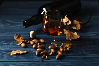 Viski boşaltmak ahşap zemin üzerine. C eski ve vintage