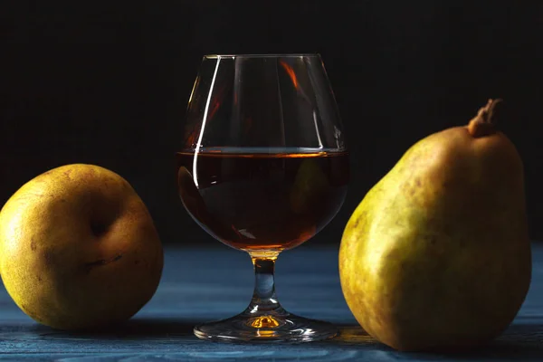 Традиційний фруктовий бренді і груші на вінтажному гранжевому дерев'яному ба — стокове фото
