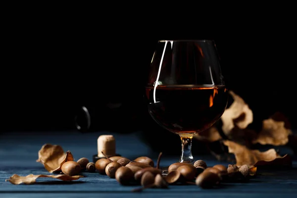 Glas met whisky op houten tafel — Stockfoto