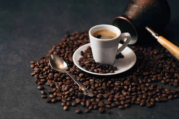 Турецьку каву в керамічні кружки — стокове фото