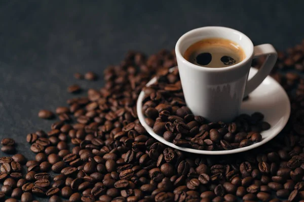 Кавові зерна і чашка кави — стокове фото