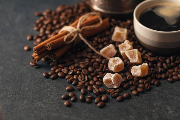 Šálek kávy a fazole, starý mlýnek na kávu — Stock fotografie