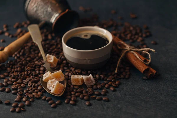 Смажених кавових зерен на турецькому на стіл — стокове фото