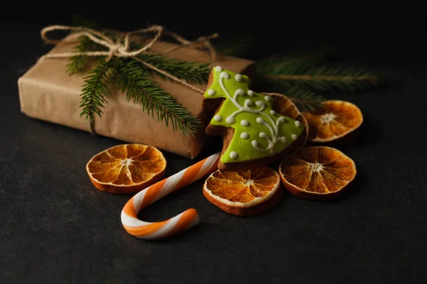 Pierniczki z tasiemką na drewnianym stole christmas — Zdjęcie stockowe
