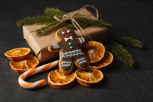 Galleta navideña festiva para hombre de jengibre en mesa de madera, holida — Foto de Stock