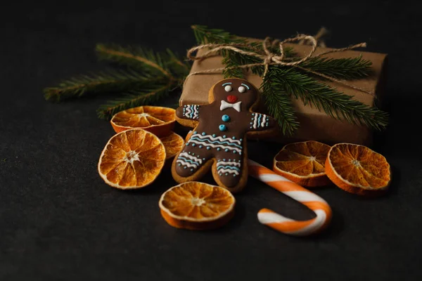 Gingerbread man uroczysty ciasteczka świąteczne na drewnianym stole, wakacje, w czasie — Zdjęcie stockowe