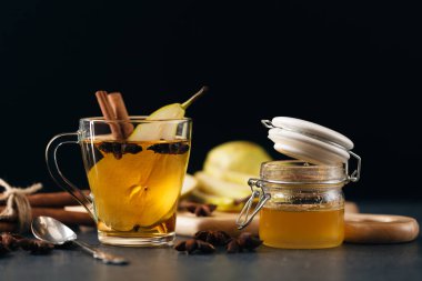 Armut yumruk dilimlenmiş meyve ve tarçın ile