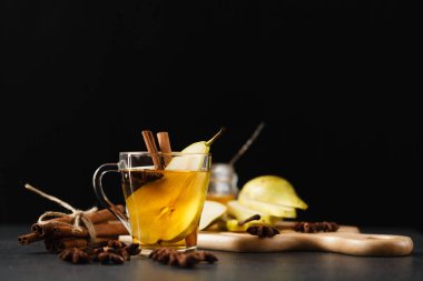 Armut yumruk dilimlenmiş meyve ve tarçın ile