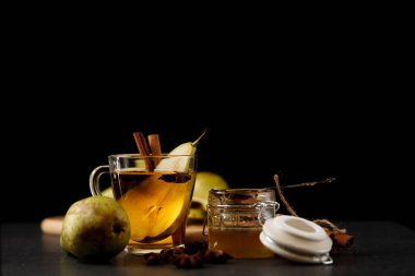 akşam mutfak masasının üzerinde armut şarabı