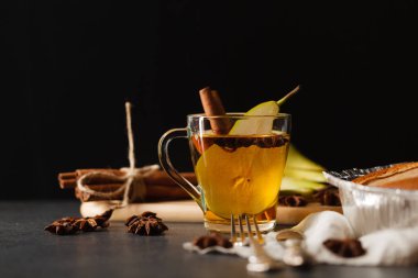 Şeftali yumruk kış akşam masada cam fincan