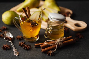 Şeftali yumruk kış akşam masada cam fincan