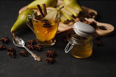 Yeni yıl Festival armut yumruk gece masada