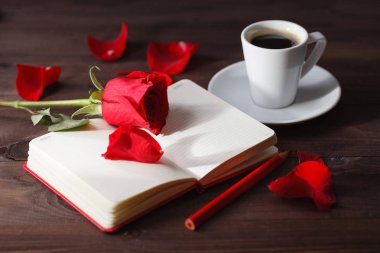 Kağıt, metin ile kırmızı gül