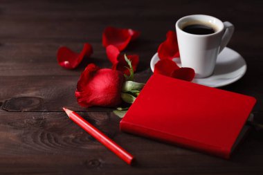 Not defterinde koyu arka plan kırmızı gül.