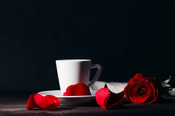 Bela rosa vermelha no fundo preto com café — Fotografia de Stock