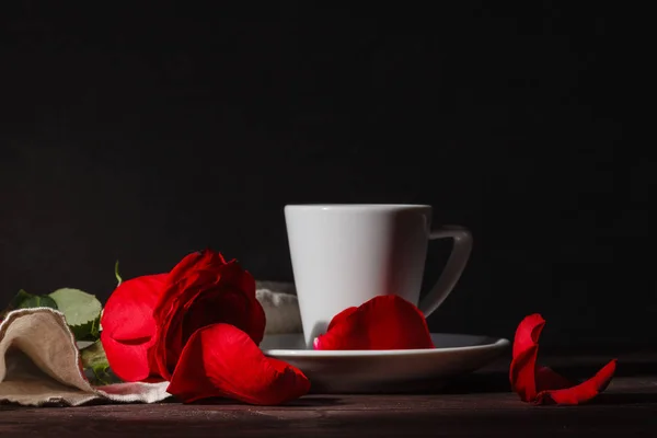 Agradável noite escura cena com café e rosa vermelha — Fotografia de Stock