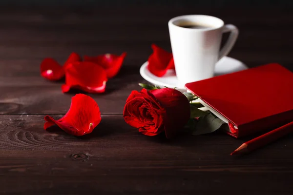 Café e rosas vermelhas para o dia dos namorados — Fotografia de Stock