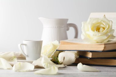 fincan kahve ve bir gül Kahvaltı