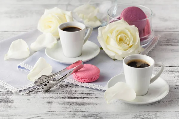 Valentinstag mit einem Strauß weißer Rosen und Kaffee. sele — Stockfoto