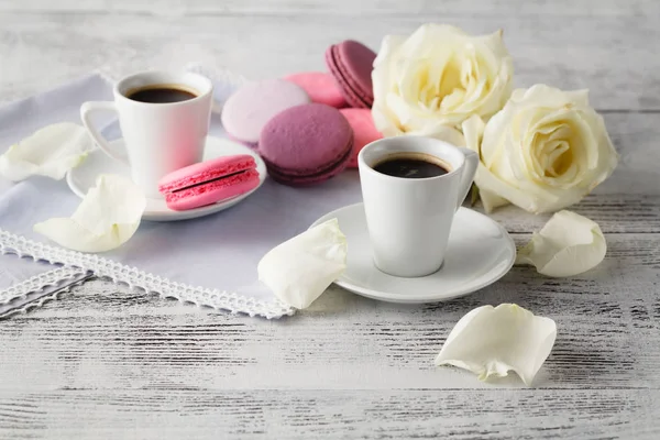 Чашка кофе и розовый завтрак — стоковое фото