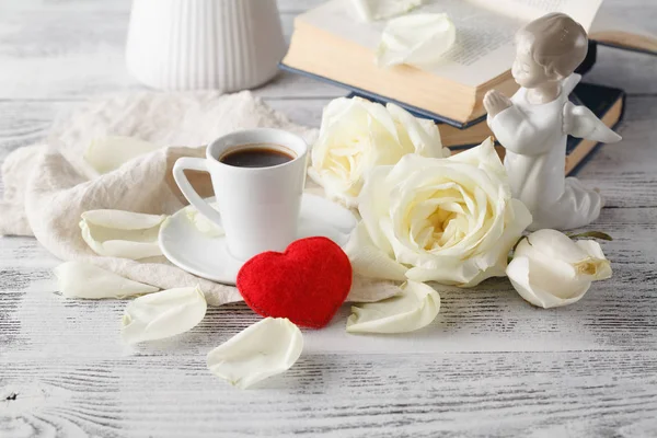 Café da manhã romântico com rosa branca — Fotografia de Stock