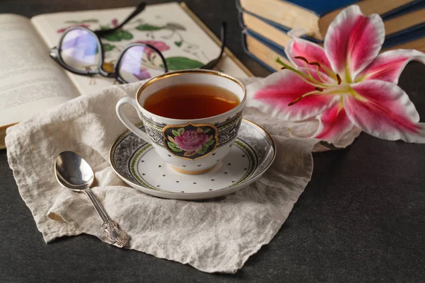 책, 꽃, 그리고 나무 탁자 위의 하얀 컵 — 스톡 사진
