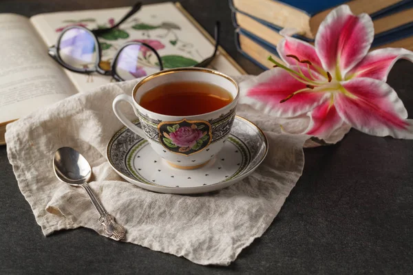 Livros, flores e xícara branca na mesa de madeira — Fotografia de Stock