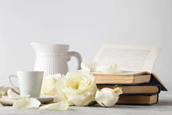 Tazza di caffè e colazione alla rosa — Foto Stock