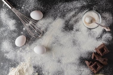 Pişirme kek malzemeler. Kase, un, yumurta, çırpıcı siyah c