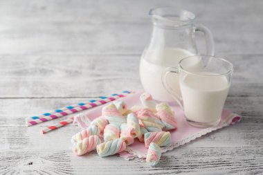 Bir bardak süt ile tabloda Amerikan bükülmüş hatmi yığını