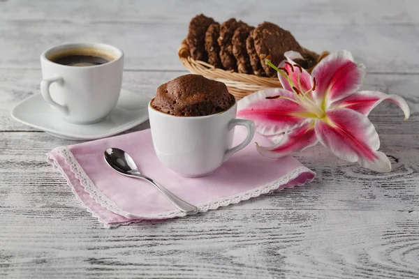 Süßigkeiten mit Kaffee und Lilienblüte auf dem Tisch — Stockfoto