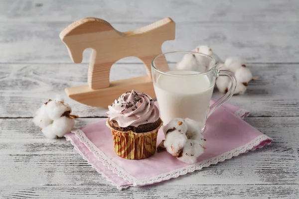 Desayuno para bebés con leche y cupcakes — Foto de Stock