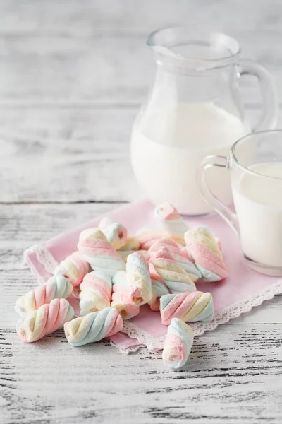 Közelkép az amerikai csavart marshmallow tejjel — Stock Fotó
