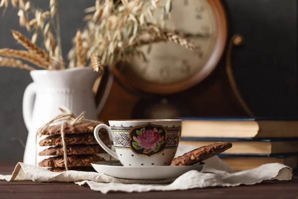 Por la noche relajarse beber té con libro. Concepto — Foto de Stock