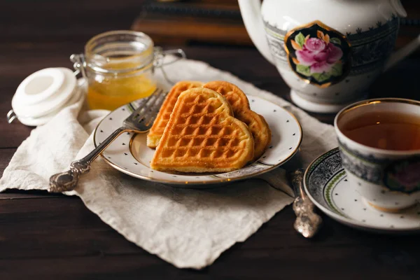 Snídaně wih oplatky a šálek čaje — Stock fotografie