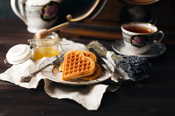 Weense wafels met thee en honing — Stockfoto