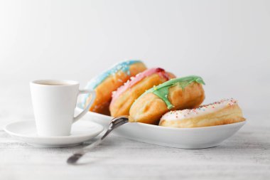 Taze çörek tepsisi fincan sıcak espresso üzerinde