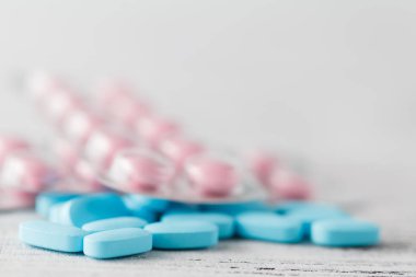 Beyaz ahşap masa haplarla yığını