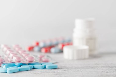 Çeşitli hap ve kapsül blister ambalajlar bir t üzerinde yığılı içinde