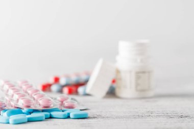 Renkli ilaçlar ve haplar