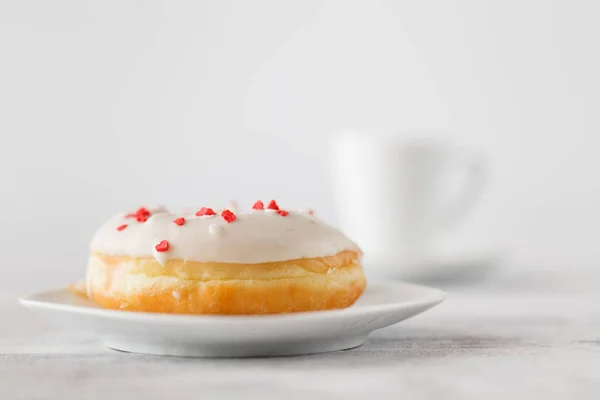 Donut individual en plato blanco — Foto de Stock