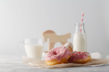 -Bir şişe süt ve donuts masada