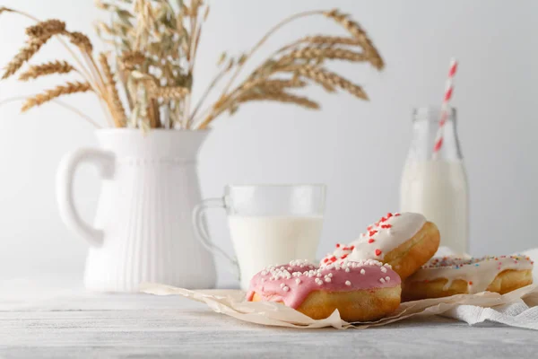 Donuts con vaso de leche — Foto de Stock