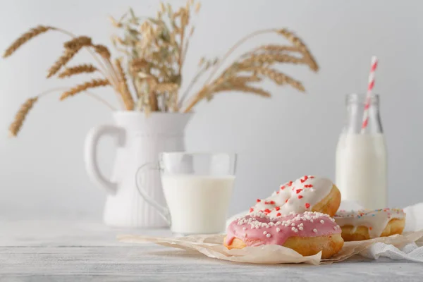 Donuts con vaso de leche — Foto de Stock
