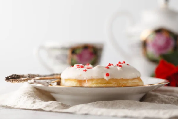 Un donut como regalo en el día de San Valentín — Foto de Stock