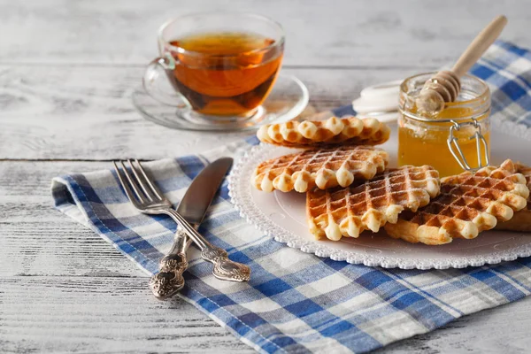 Unhealphy snídaně s šálkem čaje pro milence — Stock fotografie