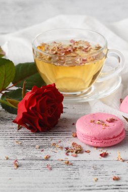 Gül yaprakları ve pembe bademli kurabiye. Kahvaltı konsepti