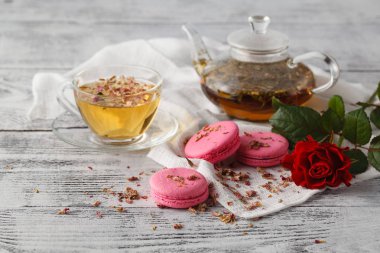 Gül yaprakları ve pembe bademli kurabiye. Kahvaltı konsepti